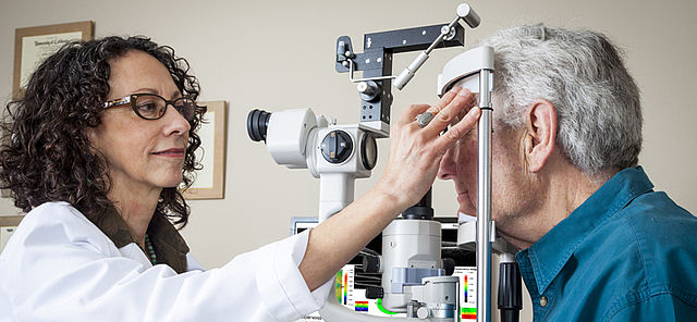 Augenoptikerin untersucht Kunden