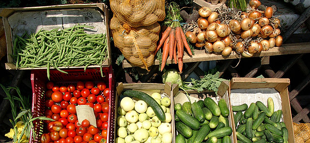 Verschiedene Gemüsesorten an einem Marktstand